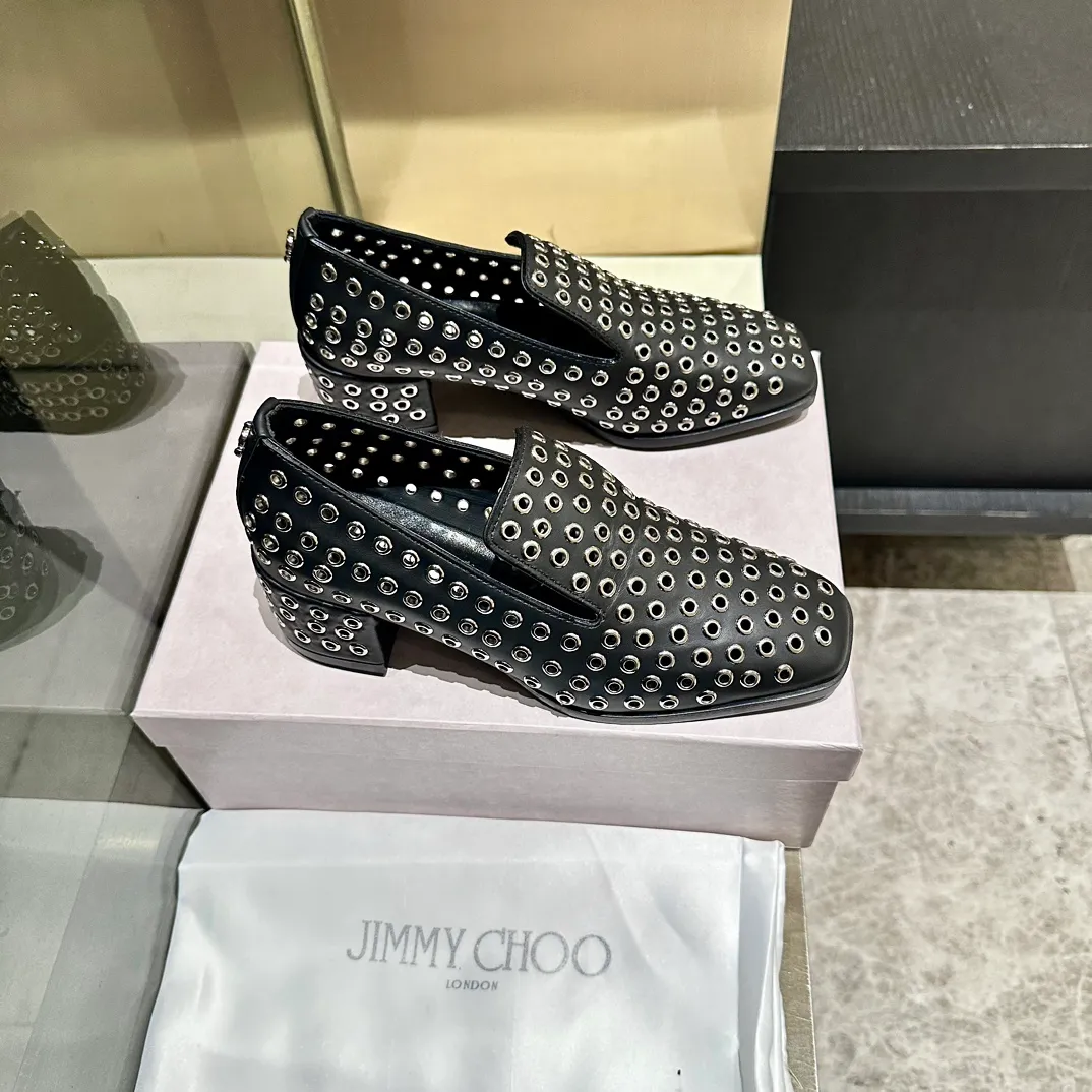 👟👟Ex-factory price 660👟👟 The new JIMMY CHOO, Loaf shoes, exclusive sale, rivet decoration design style is very unique, designed with the latest technology, strong three-dimensional effect👍Multiple technologies are integrated together, subverting fashion, super stylish! The combination is super beautiful. The original version is 1:1, versatile and trendy, both salty and sweet! Size: 35-40 Outsole: Leather outsole